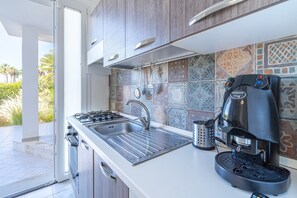 Fridge, oven, stovetop, coffee/tea maker