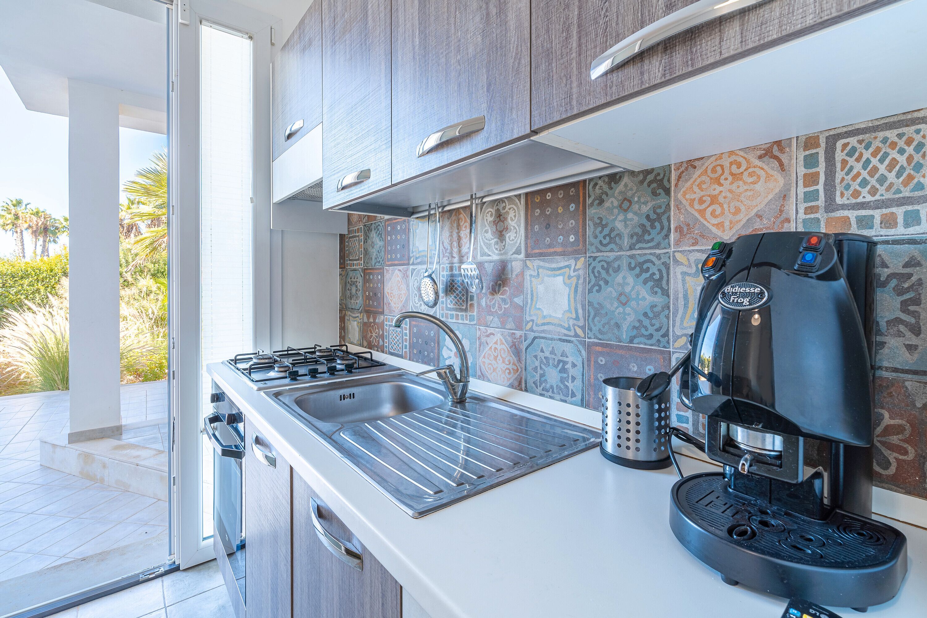 Fridge, oven, stovetop, coffee/tea maker