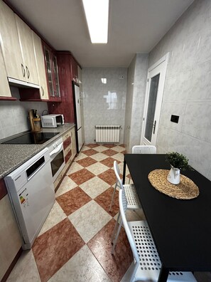 Microondas, horno, placa de cocina y lavavajillas