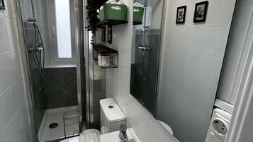 Douche, sĂšche-cheveux, serviettes fournies, savon