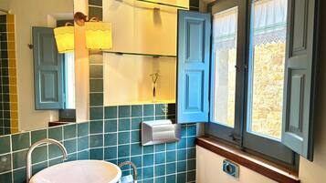 Secador de pelo, toallas, jabón y papel higiénico