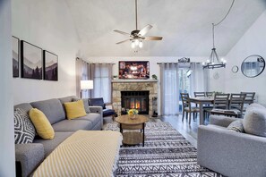 Smart TV, caminetto, libri