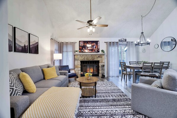 智能电视、��壁炉、书