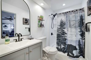 淋浴设施、吹风机、毛巾、肥皂