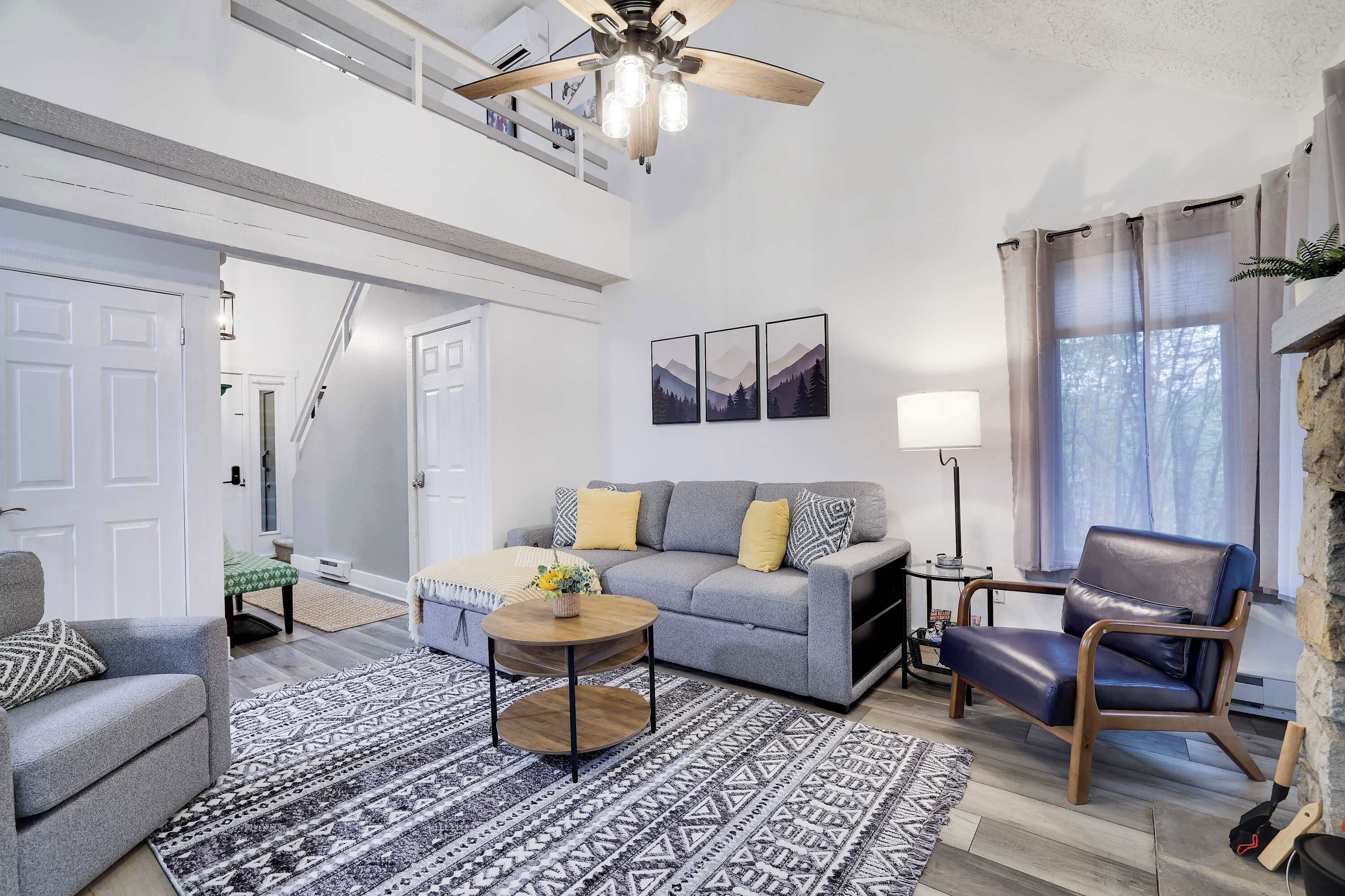 Älytelevisio, takka, kirjoja