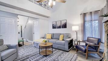 Älytelevisio, takka, kirjoja