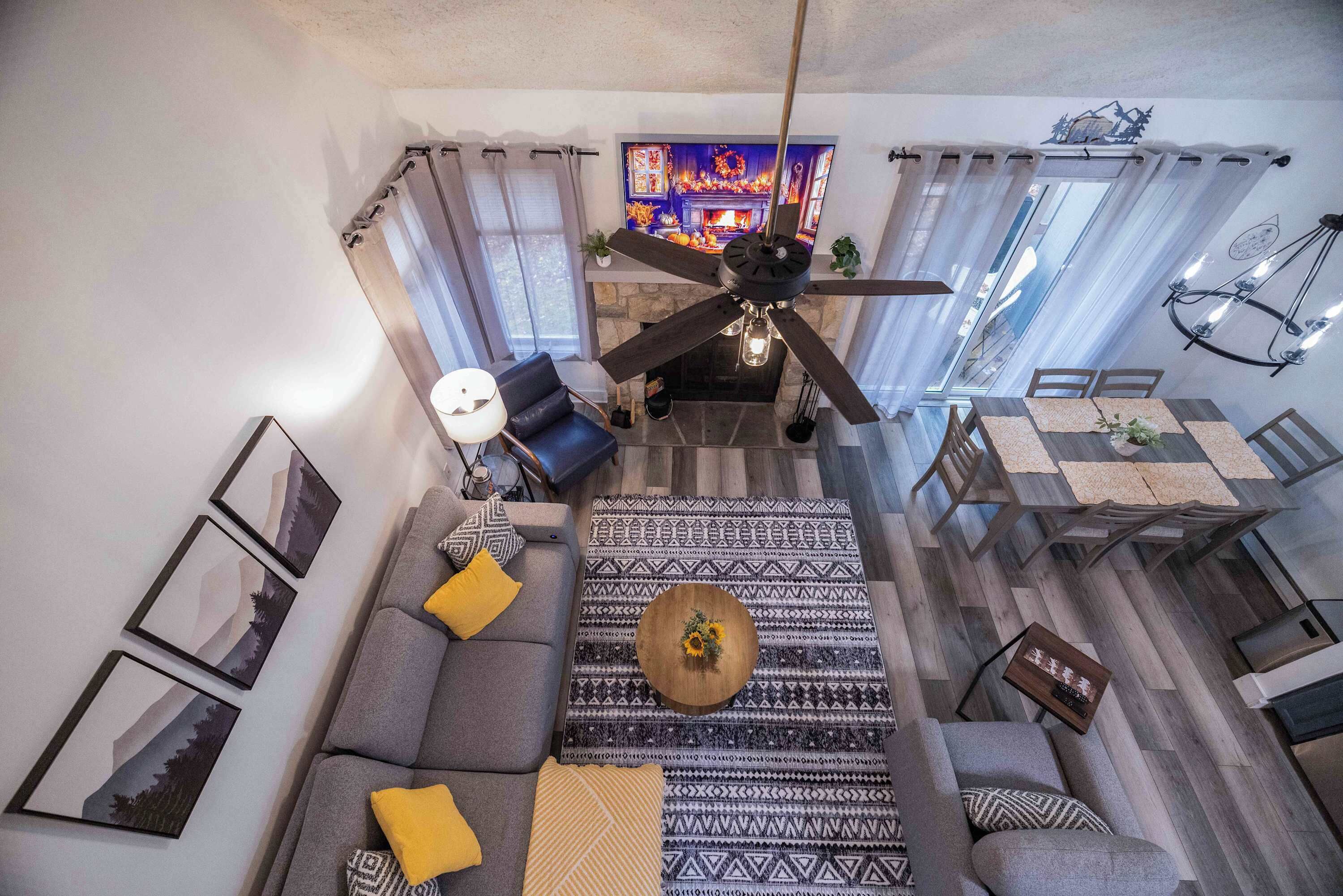 Smart-TV, Kamin, Bücher