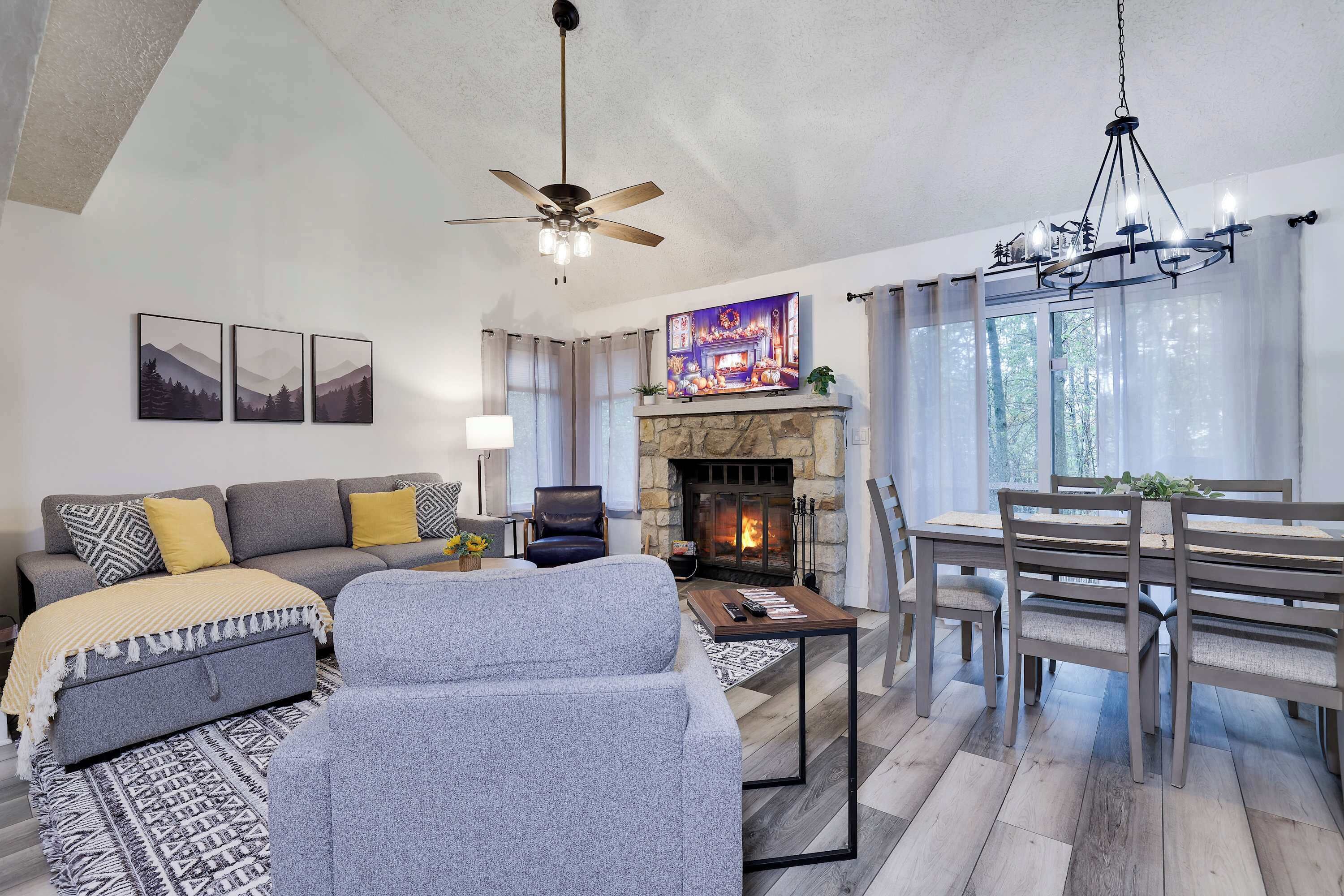 Smart TV, chimenea y libros 