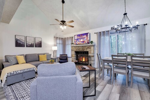 Cozy 2BR Townhouse with Mountain Views & BBQ