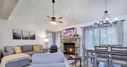 Cozy 2BR Townhouse with Mountain Views & BBQ