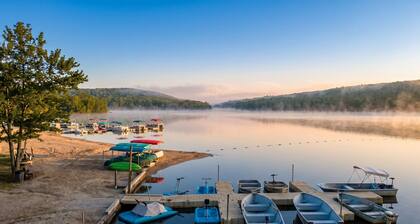 Cozy 2BR Townhouse with Mountain Views & BBQ