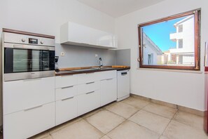 ثلاجة/مجمد بحجم كبير، ميكروويف، فرن، موقد طهي مسطح