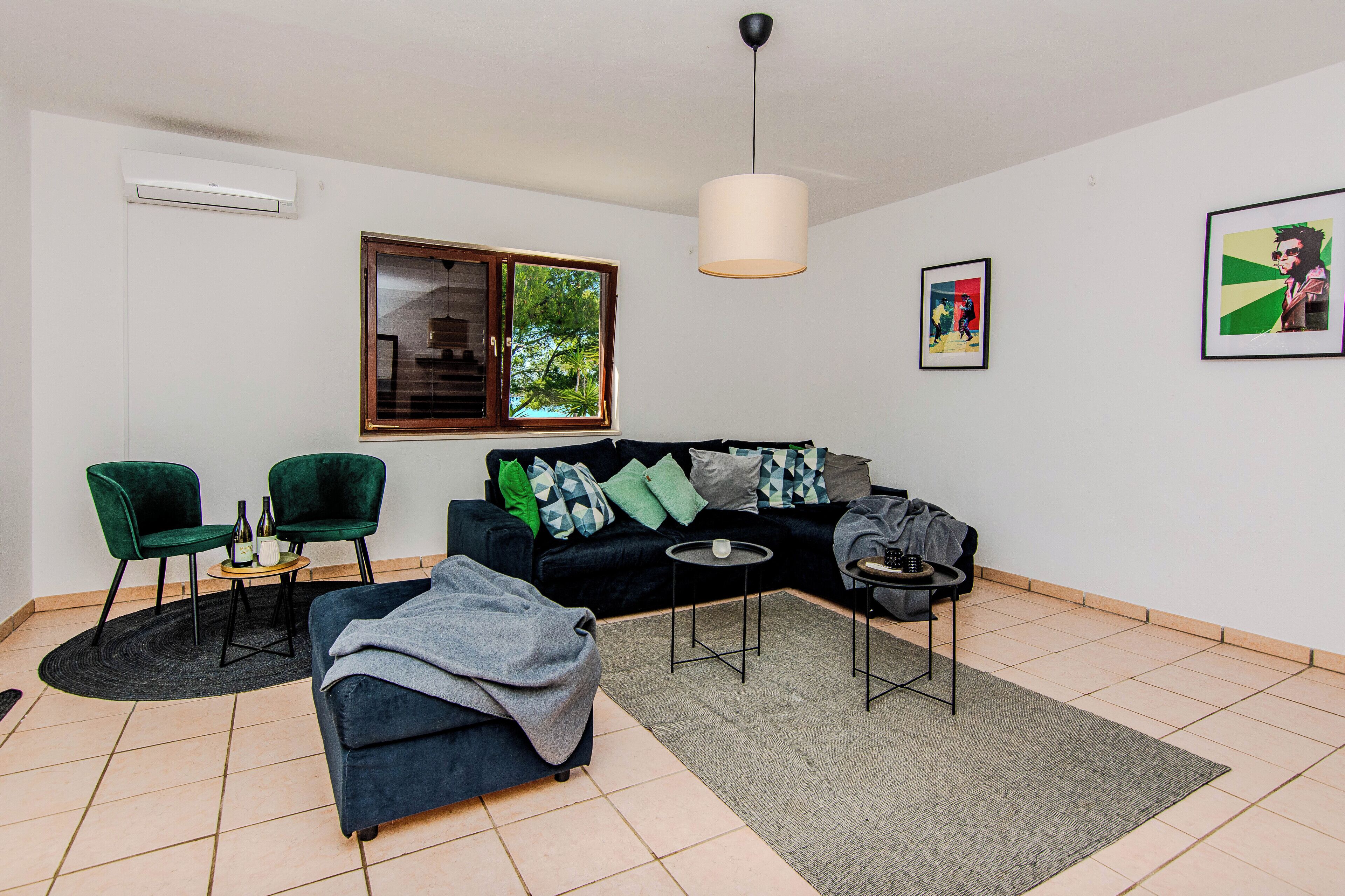 Comfort House, Sea View | Living room | 100-cm Smart TV with satellite channels