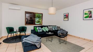 Comfort-Haus, Meerblick | Wohnzimmer | 100-cm-Smart-TV mit Satellitenempfang