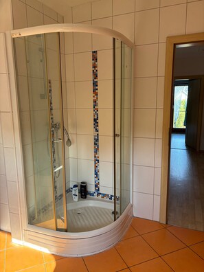 Bruser, gratis toiletartikler, hårtørrer, håndklæder