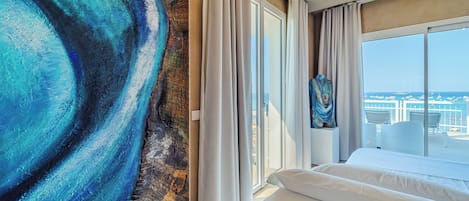 Superior kamer, uitzicht op zee | Een minibar, een kluis op de kamer, verduisterende gordijnen