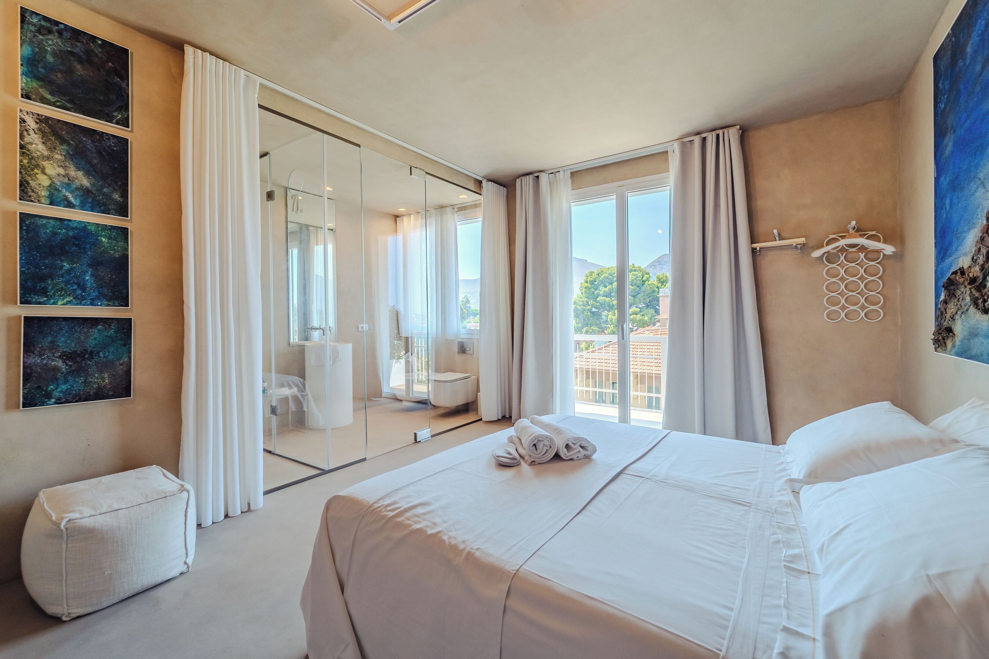 Minibar, caja de seguridad en la habitación y cortinas blackout 