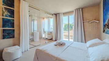 Minibar, caja de seguridad en la habitación y cortinas blackout