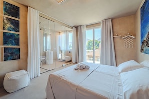 Camera Deluxe, vista mare | Minibar, una cassaforte in camera, tende oscuranti, insonorizzazione