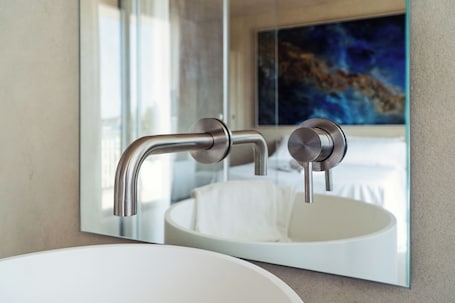 Ducha, artículos de tocador gratuitos, secador de pelo, pantuflas