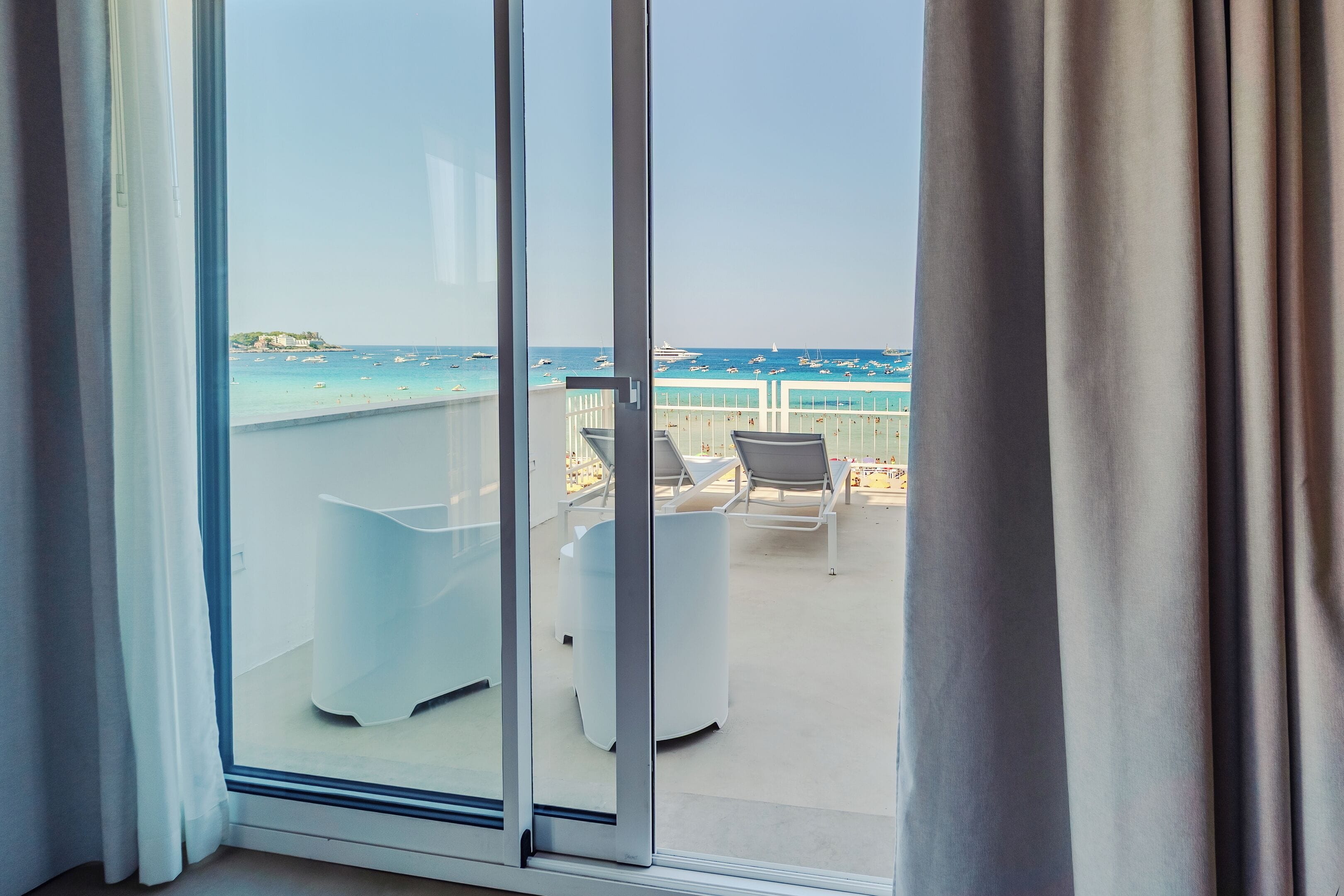 Superior Room, Sea View | Minibar, in-room safe, blackout drapes, soundproofing