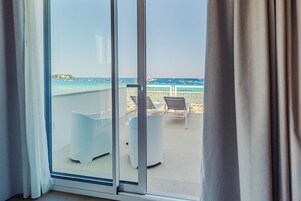 Habitación superior, vistas al mar | Minibar, caja fuerte, cortinas opacas y sistema de insonorización