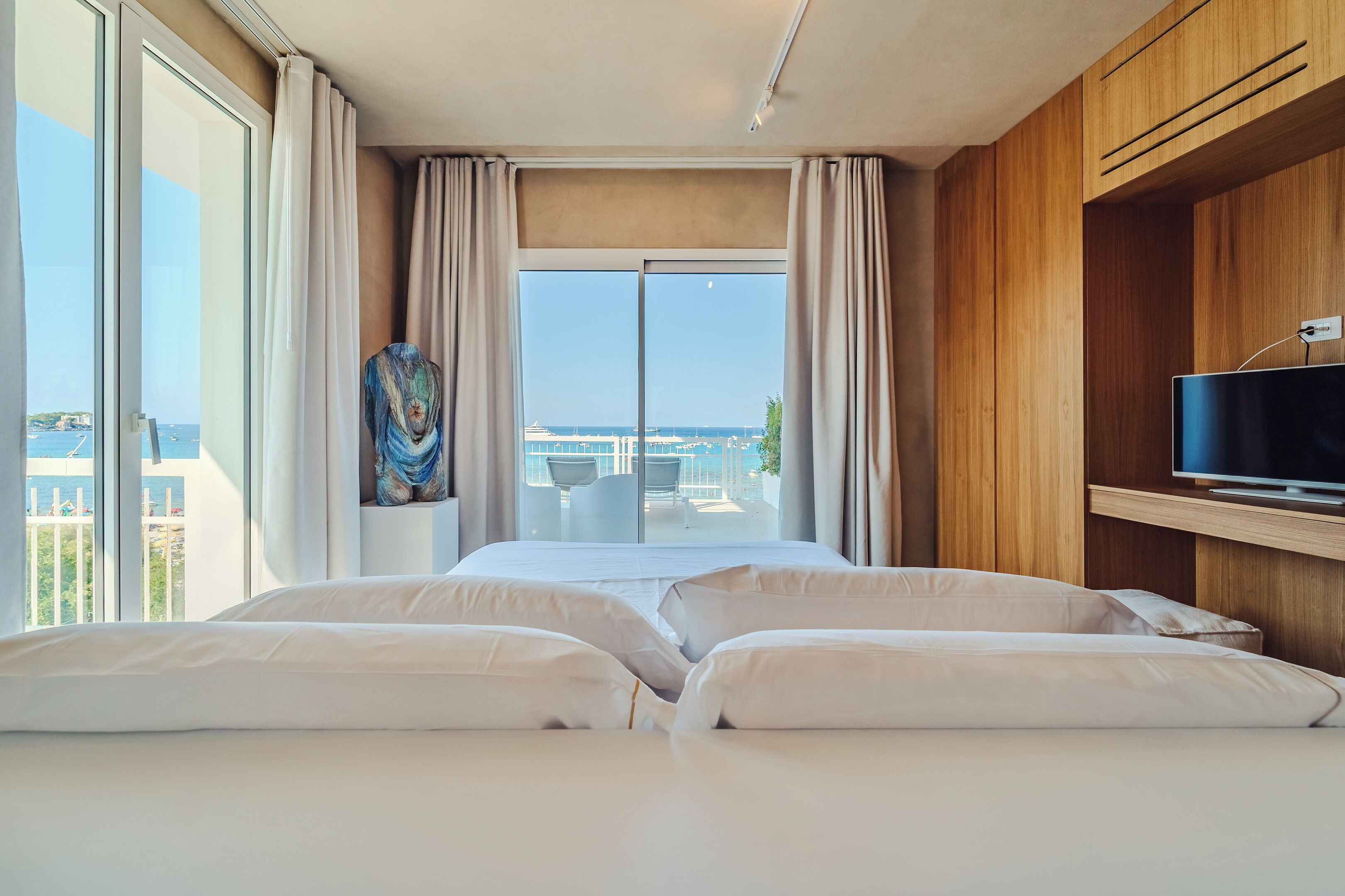 Superior Room, Sea View | Minibar, in-room safe, blackout drapes, soundproofing