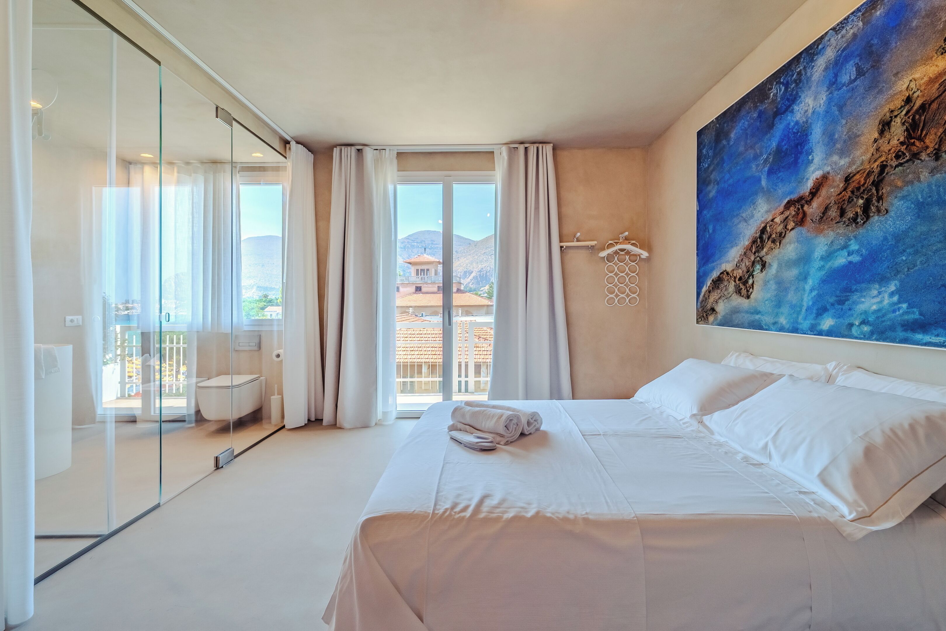 ميني بار وخزنة داخل الغرفة وستائر تعتيم وتجهيزات عازلة للصوت