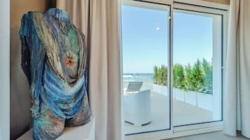 Quarto superior, vista para o mar | Frigobar, cofres nos quartos, cortinas blackout, quartos à prova de som
