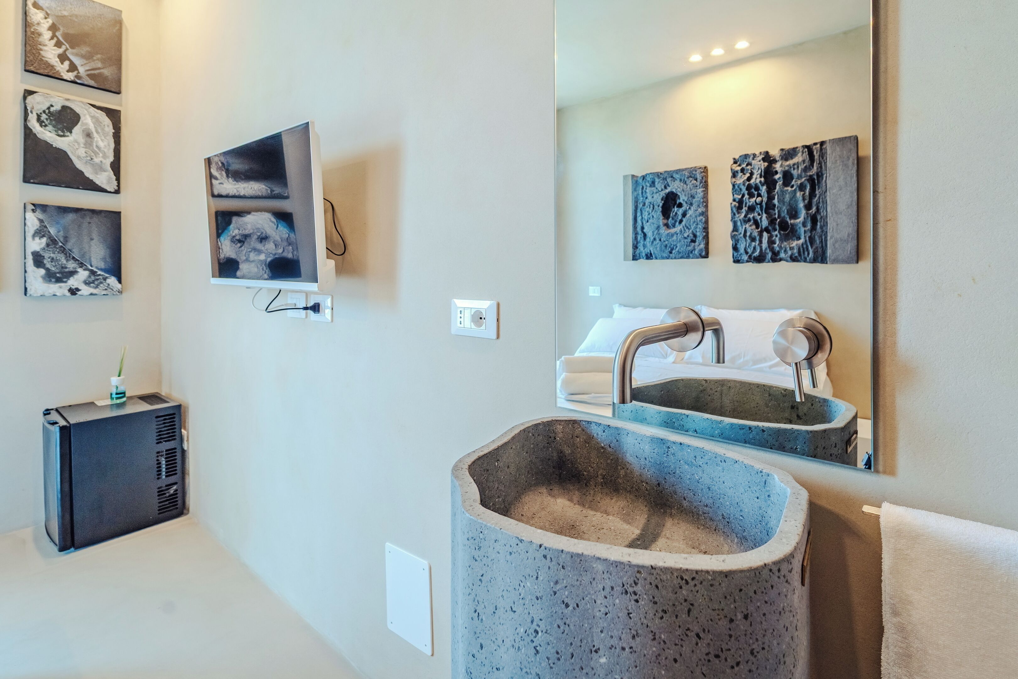 Deluxe Room, Sea View | Bathroom | Shower, free toiletries, hair dryer, slippers