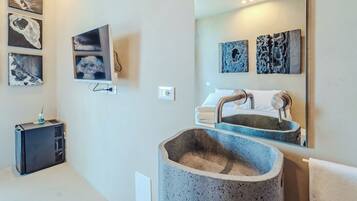 Rom – deluxe, sjøutsikt | Bad | Dusj, toalettartikler (inkludert), hårføner og tøfler