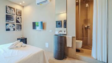 Habitación Deluxe, vistas al mar | Minibar, caja fuerte, cortinas opacas y sistema de insonorización