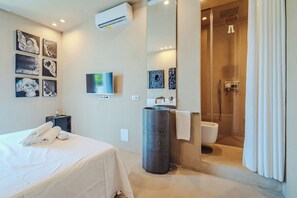 Habitación Deluxe, vistas al mar | Minibar, caja fuerte, cortinas opacas y sistema de insonorización