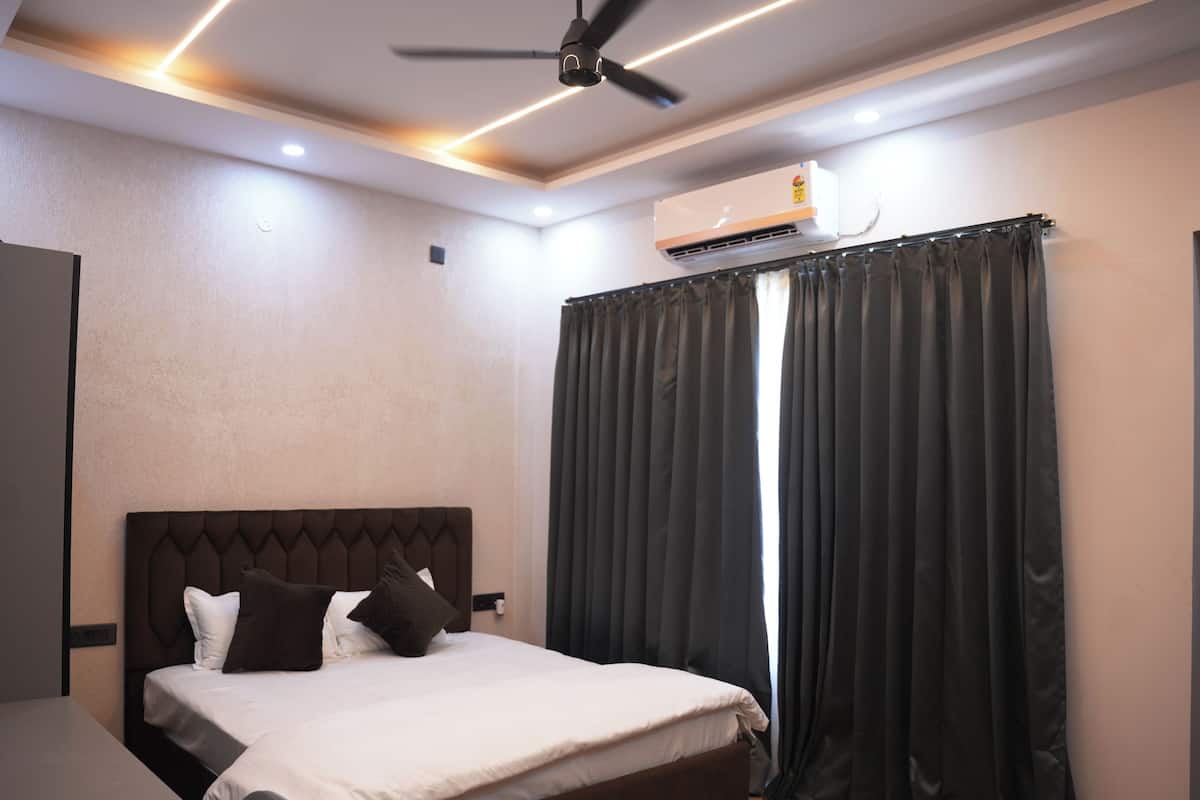 Premium bedding, Select Comfort beds, desk, laptop workspace