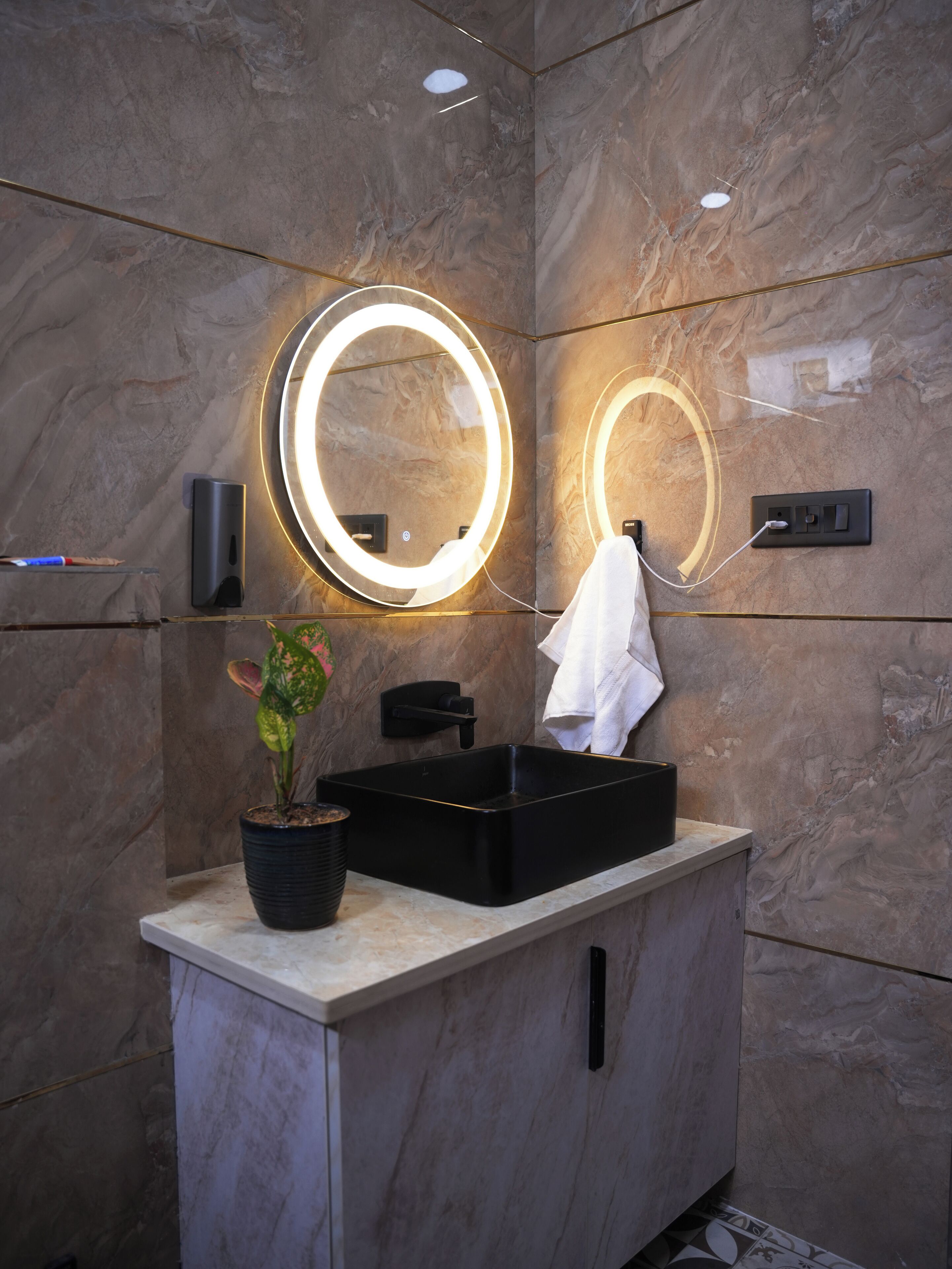 Ducha, secador de pelo, toallas y jabón