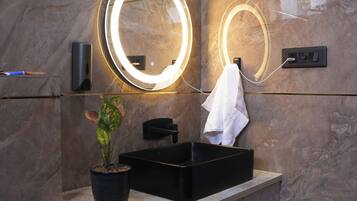 Ducha, secador de pelo, toallas y jabón