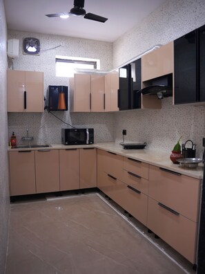 Fridge, microwave, stovetop, cookware/dishes/utensils
