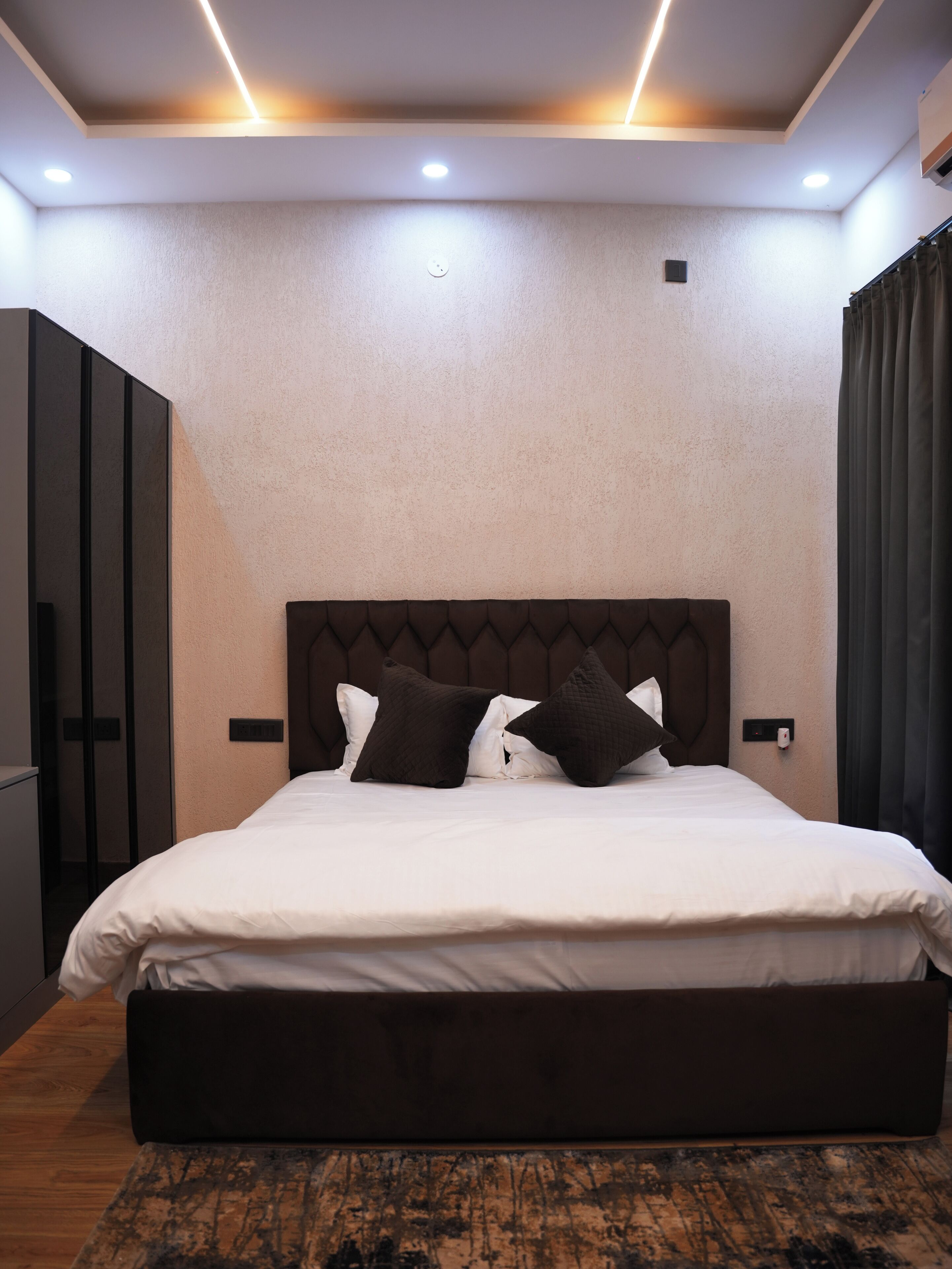 Desk, laptop workspace, free WiFi