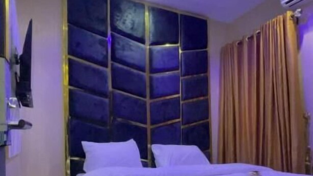 خزنة داخل الغرفة ومكتب ومساحة عمل للكمبيوتر المحمول وستائر تعتيم