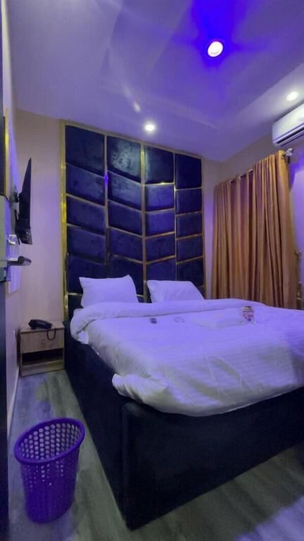 Executive Room | In-room safe, desk, laptop workspace, blackout drapes