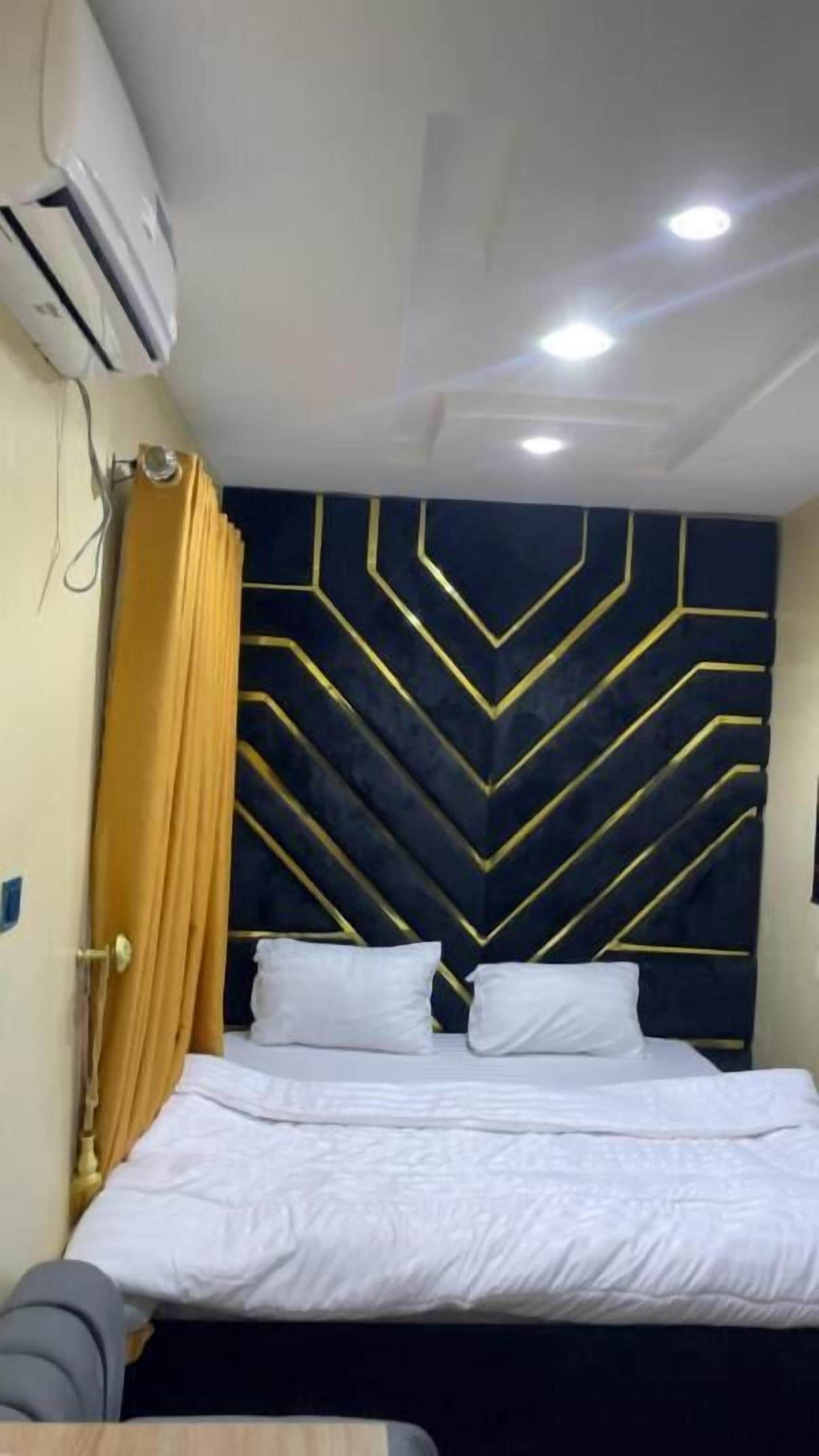 Habitación estándar | Caja de seguridad en la habitación y escritorio 