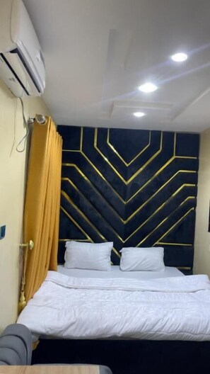 Standardværelse | Pengeskab på værelset, skrivebord, arbejdsområde til bærbare computere