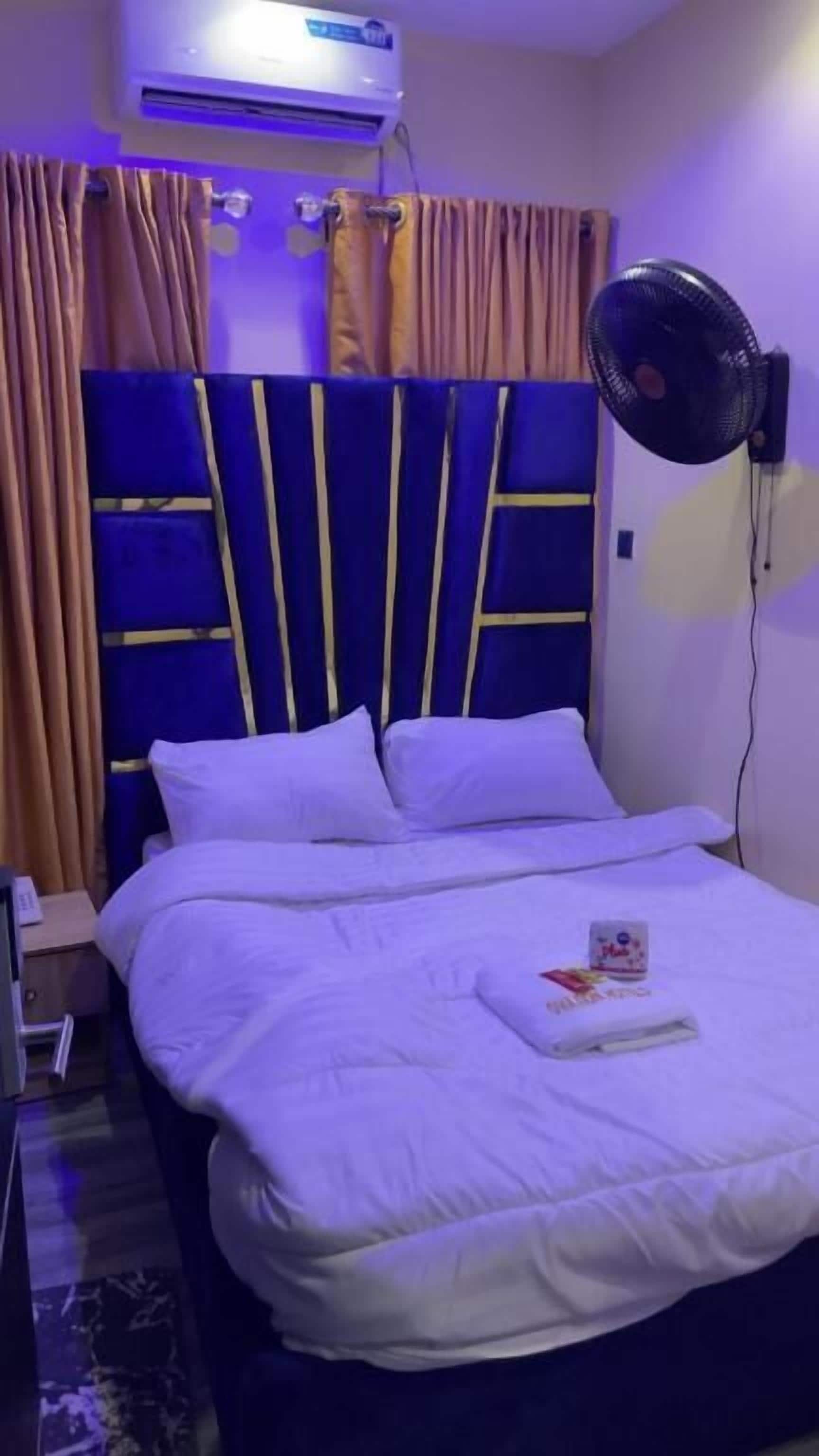 Caja de seguridad en la habitación y escritorio 