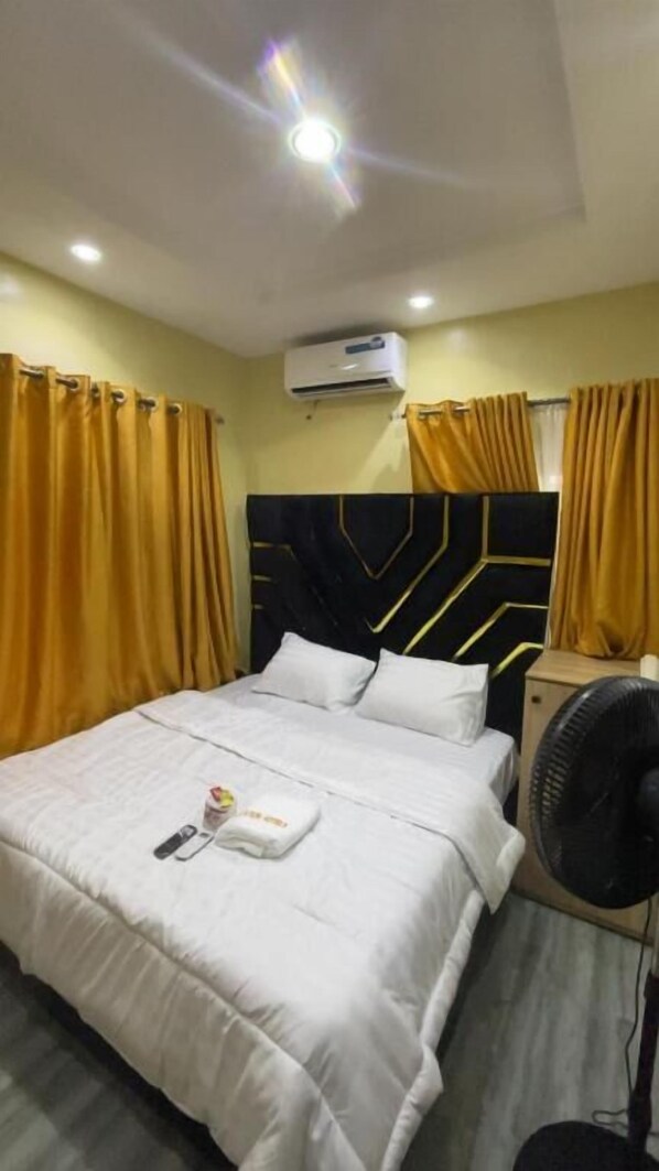 Peti besi dalam bilik, meja, ruang kerja komputer riba 