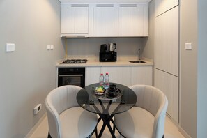 Réfrigérateur, four à micro-ondes, un four, surface de cuisson