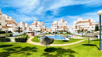 Departamento | Alberca | Alberca techada y alberca al aire libre