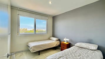 Departamento | 3 habitaciones, tabla de planchar con plancha y ropa de cama