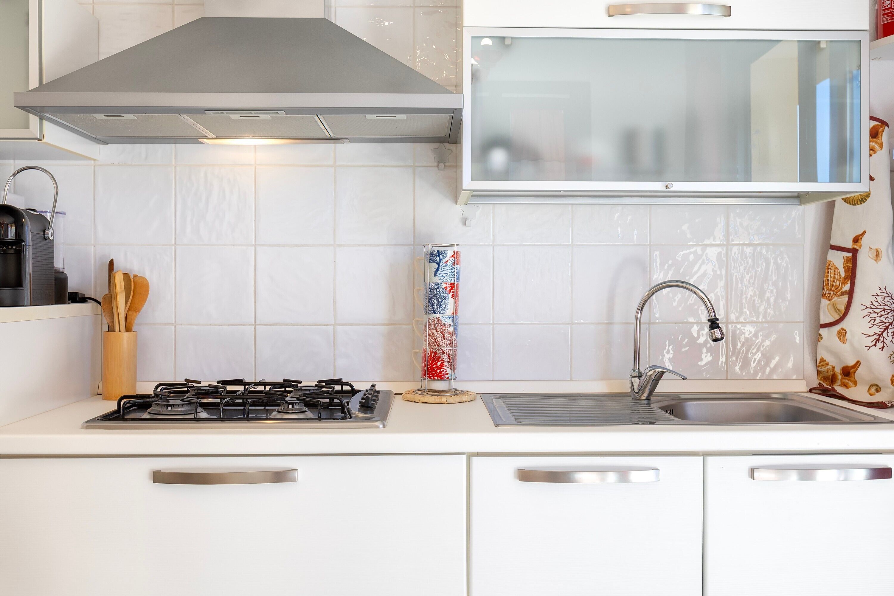 Een koelkast, een magnetron, een oven, een kookplaat