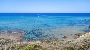 Beach nearby - Holiday Home 'Petra Maris' with Private Garden, Balcony and Wi-Fi (Castelsardo)