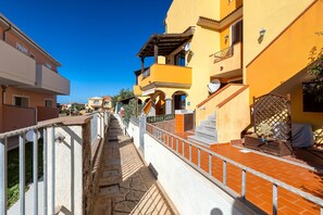 Terrace/patio - Holiday Home 'Petra Maris' with Private Garden, Balcony and Wi-Fi (Castelsardo)